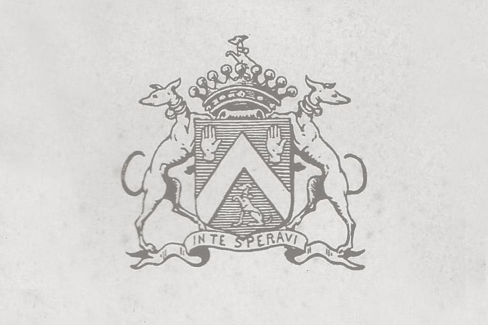 Ein Wappen am Giebel des Bristol Genf